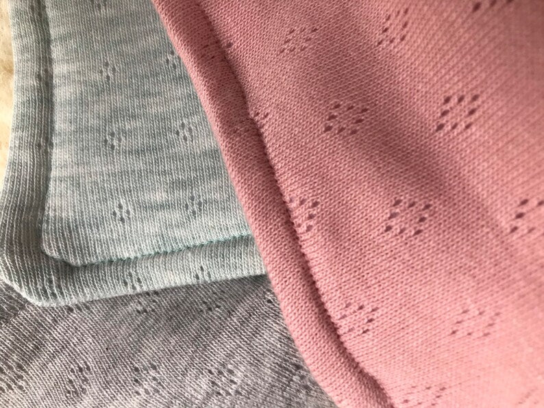 Stoffbeispiel Musselin in Rosa, Grau und Olive.