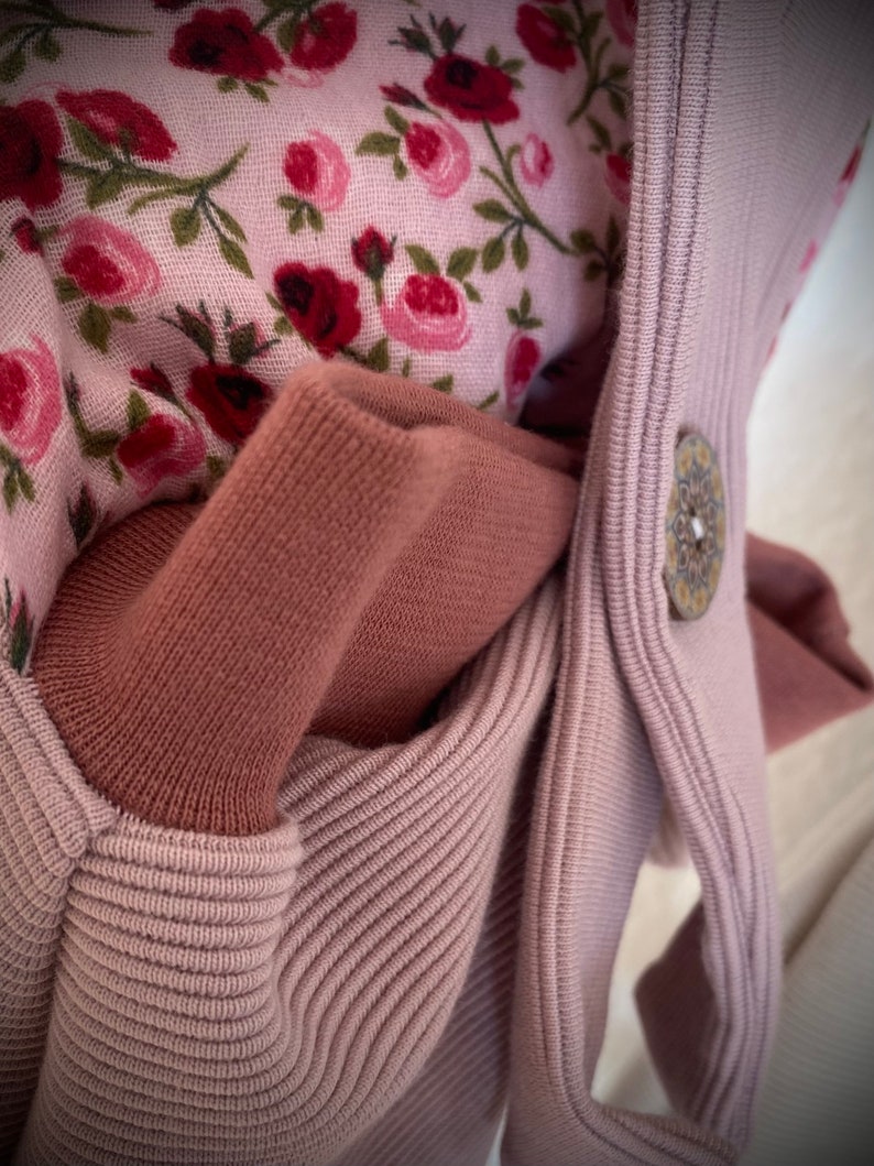 Detailaufnahme einer Rückansicht von Knickerbockerhosen für kleinkinder in rosa mit Knopf.