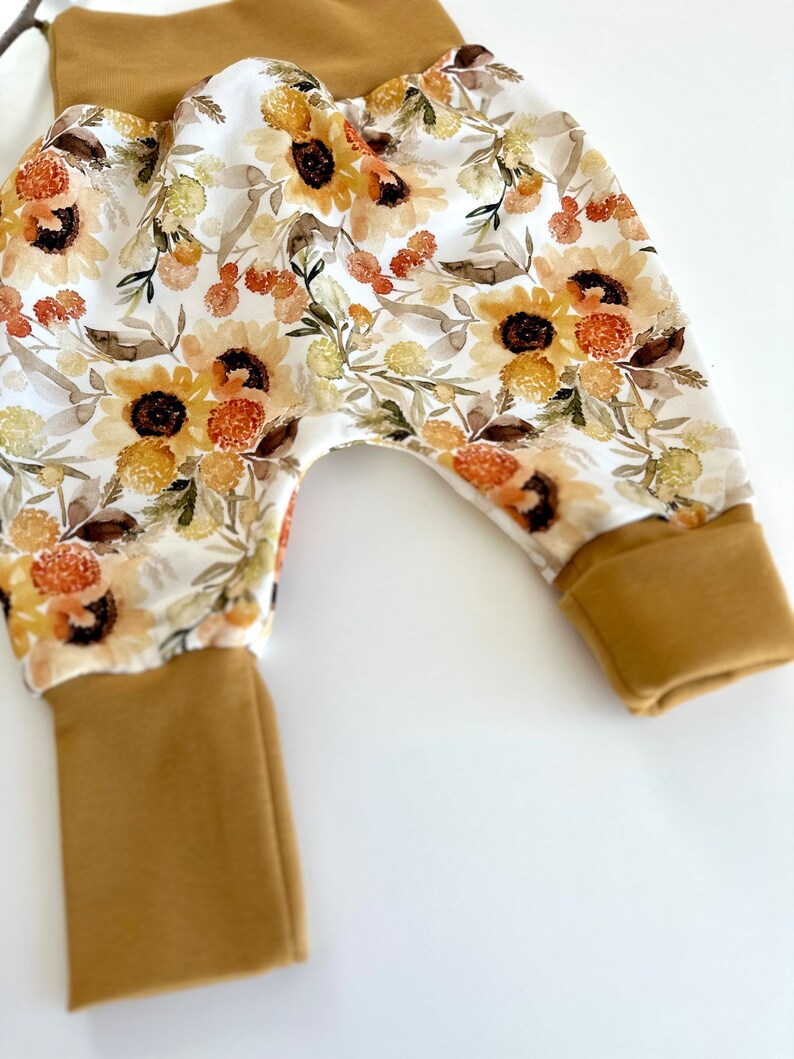 Pumphose für Kleinkinder mit Stoff aus Ribjersey mit Sonnenblumen und braunen Bündchen.